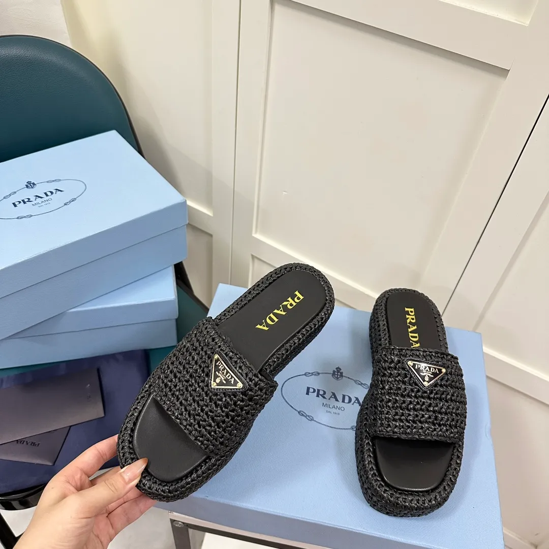 👟👟Ex-factory price 420👟👟 Prada’s new woven shoes and straw slippers! This year's popular straw series, lazy people's must-have slippers, look so good on your feet! ●Material: original uniform grass weave ●Inner padding: sheepskin lining ●Outsole: rubber outsole ●Number of yards: 35～40 (40 41 customized)